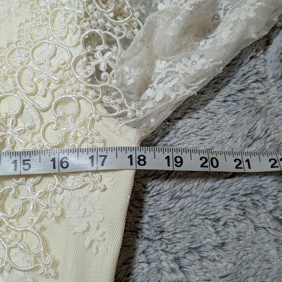 Jessica McClintock Ivory Lace Bridal Gown - Picture 13 of 15